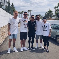 Loris Karius termasuk pemain sepakbola yang berpenampilan stylish saat sedang tidak berada di lapangan bola. Lihat saja gayanya ini memakai kaus putih dan sneakers putih, ketika berkumpul bersama rekan setimnya di Liverpool. Foto: Dok. Instagram