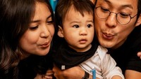 Ulang tahun pertama si kecil jadi momen berharga Junior Liem. Bersama dengan sang istri, Putri Titian dan si kecil Iori keluarga ini terlihat bahagia. Foto: Instagram @juniorliem
