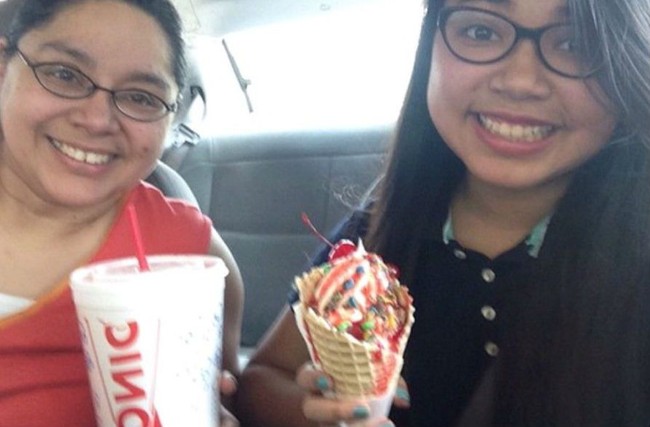 Masih di tahun pertama, hari terakhir sekolah, kali ini sang ibu memegang gelas soda dan putrinya es krim dengan topping warna-warni. Dalam postingan di Twitter, @nanatat07 menjelaskan kalau ia telah mengambil foto bersama ibunya di hari pertama dan terakhir sekolah setiap tahunnya. Foto: Twitter/@nanatat07