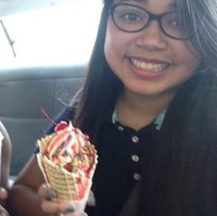 Masih di tahun pertama, hari terakhir sekolah, kali ini sang ibu memegang gelas soda dan putrinya es krim dengan topping warna-warni. Dalam postingan di Twitter, @nanatat07 menjelaskan kalau ia telah mengambil foto bersama ibunya di hari pertama dan terakhir sekolah setiap tahunnya. Foto: Twitter/@nanatat07