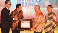 Direktur Utama Bank DKI, Kresno Sediarsi menerima penghargaan Innovative Company in Digital Financial Services kategori Bank Pembangunan Daerah dari Presiden Komisaris Majalah Warta Ekonomi, Fadel Muhammad yang didampingi CEO dan Pemred Warta Ekonomi, Muhammad Ihsan dan Staff Ahli Menteri Komunikasi dan Informatika, Lala M Kolopaking. Foto: dok. Bank DKI