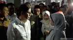 Berkemeja Putih, Sri Mulyani Blusukan ke Pasar Sukoharjo