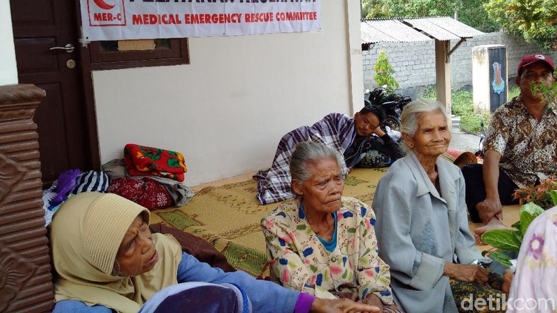 Lansia dan Anak Pengungsi Merapi Mulai Mengeluh Sakit Lansia dan Anak Pengungsi Merapi Mulai Mengeluh Sakit