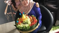 Aktif membagikan aktivitas sehari-harinya di Instagram, ibu dari Ayu Ting Ting memiliki hobi kulineran bersama keluarga dan teman-teman. Foto: Instagram @mom_ayting92_