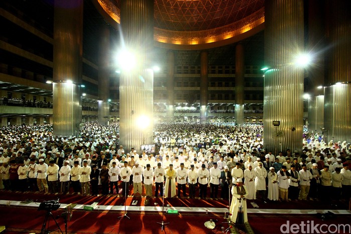 Pemerintah Provinsi DKI Jakarta menggelar sholat tarawih akbar di Masjid Istiqlal.