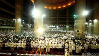 Gubernur DKI Jakarta Anies Baswedan menghadiri tarawih akbar di Masjid Istiqlal, Jakarta Pusat, Sabtu (26/5/2018).