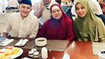 Intip Gaya Ustaz Wijayanto Saat Makan Bareng Mamah Dedeh dan Yadi Sembako