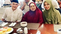 Ustaz asal Solo, Jawa Tengah, ini ternyata dekat dengan Mamah Dedeh. Lihat saja posenya saat sedang makan bareng ustazah kondang itu. Foto: Instagram dr.mahbub_spa