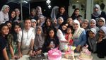 Ini 10 Gaya Kulineran Umi Kalsum, Ibu Ayu Ting Ting yang Hits di Instagram