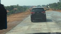 Ada juga yang sudah beraspal di ruas tersebut.