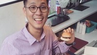 Junior Liem ternyata pecinta burger. Lihat nih gayanya saat sedang menikmati menu mini burger. Foto: Instagram @juniorliem