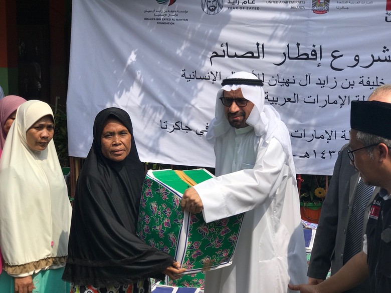 Kedubes Uni Emirat Arab Beri Sembako ke Warga Miskin Jakarta Kedubes Uni Emirat Arab Beri Sembako ke Warga Miskin Jakarta
