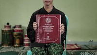 Para santri yang datang belajar di yayasan ini berasal dari berbagai daerah di Indonesia dengan masa belajar mencapai tiga hingga enam tahun untuk tiap santri.