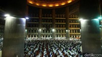 Anies menyebut jumlah jemaah yang salat tarawih akbar mencapai 40 ribu orang.