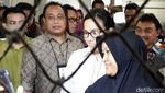 Berkemeja Putih, Sri Mulyani Blusukan ke Pasar Sukoharjo
