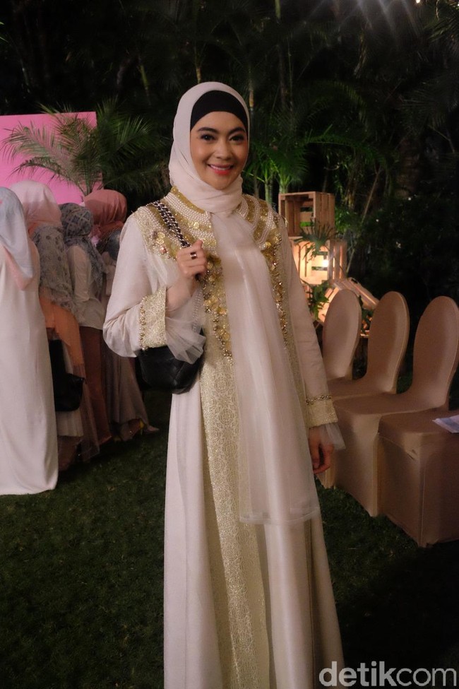 Acara itupun dihadiri Indah Dewi Pertiwi, penyanyi yang belum lama ini memutuskan berhijab. Indah Dewi Pertiwi tampak cantik dengan balutan busana putih beraksen payet dan hijab organza berwarna senada. Foto: Silmia Putri/Wolipop