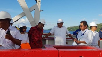 Menkominfo menyambangi kapal penggelar kabel optik, yakni Nusantara Ekspress di perairan Tateli, Pineleng, Minahasa, Sulawesi Utara. Foto: BAKTI