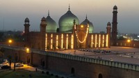 Saking besarnya ukuran masjid ini, traveler bisa melihatnya dari jarak 16 km. Masjid ini pernah mendapat gelar yang terbesar sedunia selama 313 tahun, sampai Masjidil Haram selesai diperluas tahun 1986 (itsroshni/Instagram)