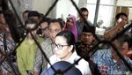 Berkemeja Putih, Sri Mulyani Blusukan ke Pasar Sukoharjo