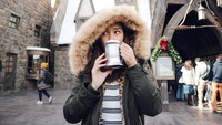 Liza termasuk eksis di Instagram dengan followers mencapai lebih dari 7 juta. Wanita berambut panjang ini kerap membagikan momen liburannya seperti saat sedang minum butterbeer. Foto: Instagram lizasoberano