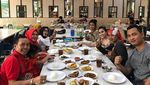 Ini 10 Gaya Kulineran Umi Kalsum, Ibu Ayu Ting Ting yang Hits di Instagram