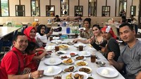Keluarga Ayu Ting Ting dikenal dekat satu sama lain. Makan bersama setelah menemani Ayu syuting, merupakan rutinitas wajib dari Umi Kalsum dan keluarga. Foto: Instagram @mom_ayting92_