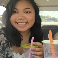 Masih foto selfie di tahun ketiga, saat kenaikan kelas sang putri. Terlihat penampilan ibunya sudah berbeda. Kepala sang ibu tak lagi memiliki rambut. Diduga ia menjalani kemoterapi untuk penyembuhan kanker. Foto: Twitter/@nanatat07