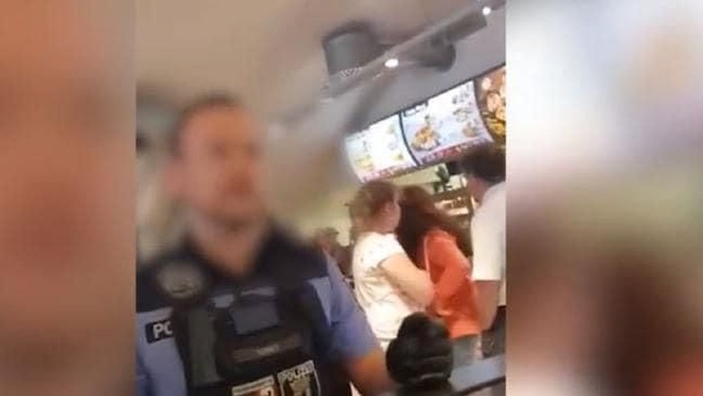 Foto: Polisi usir turis Inggris di KFC Berlin (Grenadian S Chick/Facebook) Foto: Polisi usir turis Inggris di KFC Berlin (Grenadian S Chick/Facebook)