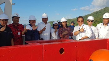 Untuk mempermudah proses penggelaran kabel, Menkominfo meminta pemerintah daerah untuk mempermudah perizinan. Foto: BAKTI