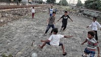  Gol! Mereka tampak riang gembira meski tengah berpuasa.