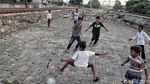 Ngabuburit Sambil Main Bola di Pinggir Rel Ngabuburit Sambil Main Bola di Pinggir Rel