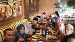 Ini 10 Gaya Kulineran Umi Kalsum, Ibu Ayu Ting Ting yang Hits di Instagram