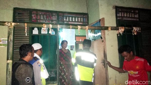 'Polisi Sahur' di Sukabumi, Bangunkan Warga dan Beri Sembako