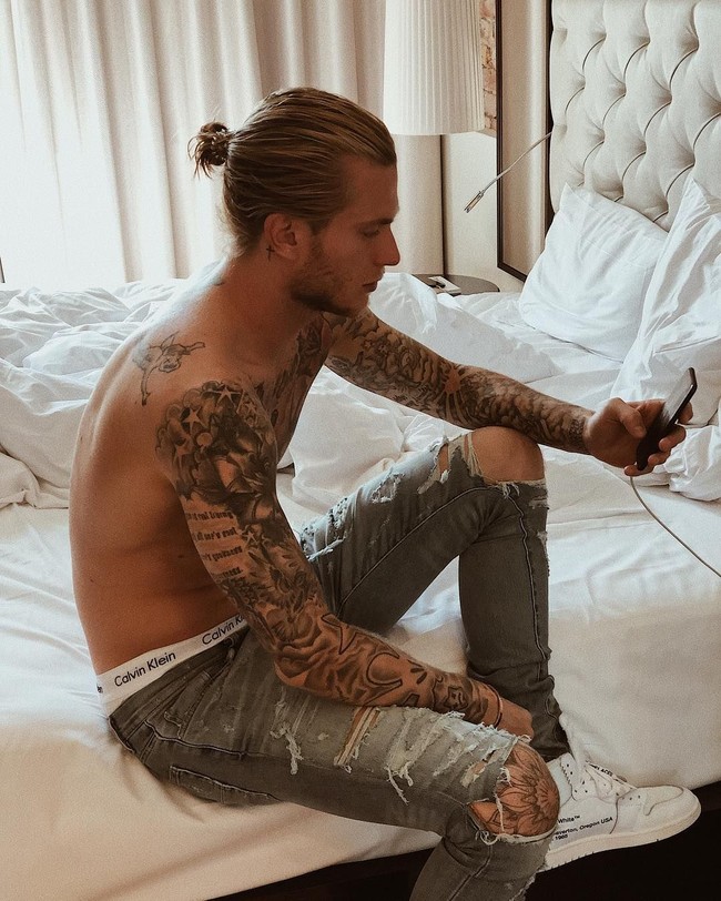 Kalau ini gaya Loris Karius yang membuat wanita meleleh melihatnya. Bertelanjang dada, Loris memamerkan underwear dari brand Calvin Klein. Dia juga tampak memakai sneakers kekinian dari Off-white. Foto: Dok. Instagram