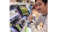 Konon Katanya buah ini dipercaya bisa meningkatkan keperkasaan pria. Waahh masaa sih? kata Angga sambil menunjukkan buah anggur hijau. Foto: Instagram @anggawijaya88