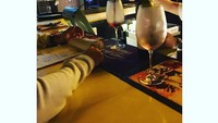 Santai malam ditemani segelas red wine. Asyik nih. Mbak Dewi Perssik nggak diajak? Foto: Instagram @anggawijaya88