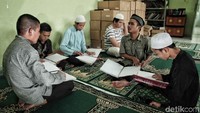 Yayasan Raudlatul Makfufin terletak di daerah Serpong, Tangerang Selatan. Didirikan oleh Raden Halim Shaleh pada tahun 1983, yayasan ini memiliki spesialisasi pengajaran agama Islam kepada Tunanetra Muslim di seluruh Indonesia.