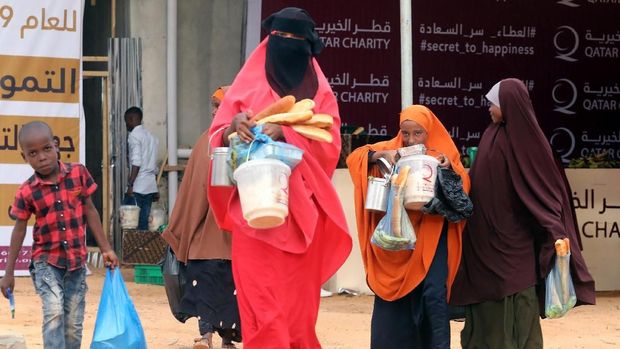 Somali displaced people carry iftar charity food on the first day of the holy fasting month of Ramadan, in Mogadishu, Somalia May 17, 2018. REUTERS/Feisal Omar