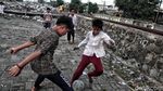 Ngabuburit Sambil Main Bola di Pinggir Rel