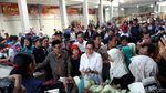 Berkemeja Putih, Sri Mulyani Blusukan ke Pasar Sukoharjo