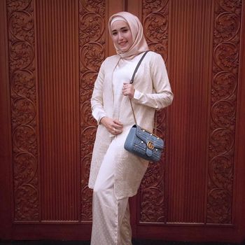 Jakarta, CNBC Indonesia - Saat mendampingi suami, para istri 