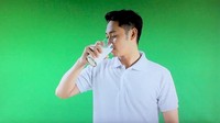 Sluuuurp! Mau sehat? Minum susu setiap hari kata Angga.  Foto: Instagram @anggawijaya88