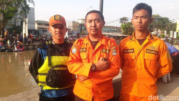 Penanggung jawab Pusdalops BPBD Bekasi Aditya DP di lokasi pencarian sopir pikap di Kalimalang