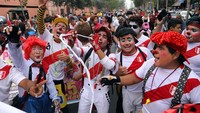 Parade ini dilakukan dalam memeriahkan hari badut di Peru. Foto: REUTERS/Guadalupe Pardo