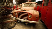 Keinginan departemen pemadam kebakaran Perancis yang tak ingin menjual truk-truk tua mereka ke masyarakat umum dan ingin membuat museum tersendat kondisi keuangan yang belum mencukupi. Istimewa/Boredpanda.