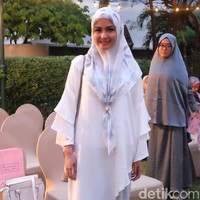 Revalina S. Temat tampak sangat anggun memakai tunik berwarna putih dipadukan dengan hijab segi empat berwarna senada. Tunik yang ia kenakan memiliki potongan asimetris dengan aksen lengan lonceng. Foto: Silmia Putri/Wolipop