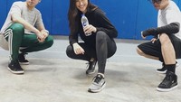 Wah, minum air mineral aja gayanya keren banget nih! Foto: Instagram lizasoberano