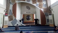 Keunikan lain, di lantai 2 masjid terdapat ornamen kayu besi yang didatangkan dari Kalimantan. Ornamen ini berbentuk pohon yang dihiasi 99 nama Allah pada setiap daun pohon. (Ibnu Munsir/detikTravel)