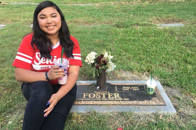 Tahun keempat, foto hari terakhir sekolah, membuat netizen terharu. Ternyata sang ibu sudah berpulang. Namun putrinya tetap berfoto sambil memegang minuman, sementara minuman Green Tea Latte kesukaan ibunya diletakkan di atas makam. Kemarin hari terakhir SMA. Selama 4 tahun aku dan ibuku selalu berfoto di hari pertama dan terakhir sekolah. Tapi dia tidak bisa mencapainya di foto terakhir, tapi kekuatannya memotivasiku untuk tetap kuat menjalani tahun ini. Semua kerja kerasku untuk dia! tulisnya. Foto: Twitter/@nanatat07