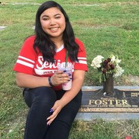 Tahun keempat, foto hari terakhir sekolah, membuat netizen terharu. Ternyata sang ibu sudah berpulang. Namun putrinya tetap berfoto sambil memegang minuman, sementara minuman Green Tea Latte kesukaan ibunya diletakkan di atas makam. Kemarin hari terakhir SMA. Selama 4 tahun aku dan ibuku selalu berfoto di hari pertama dan terakhir sekolah. Tapi dia tidak bisa mencapainya di foto terakhir, tapi kekuatannya memotivasiku untuk tetap kuat menjalani tahun ini. Semua kerja kerasku untuk dia! tulisnya. Foto: Twitter/@nanatat07